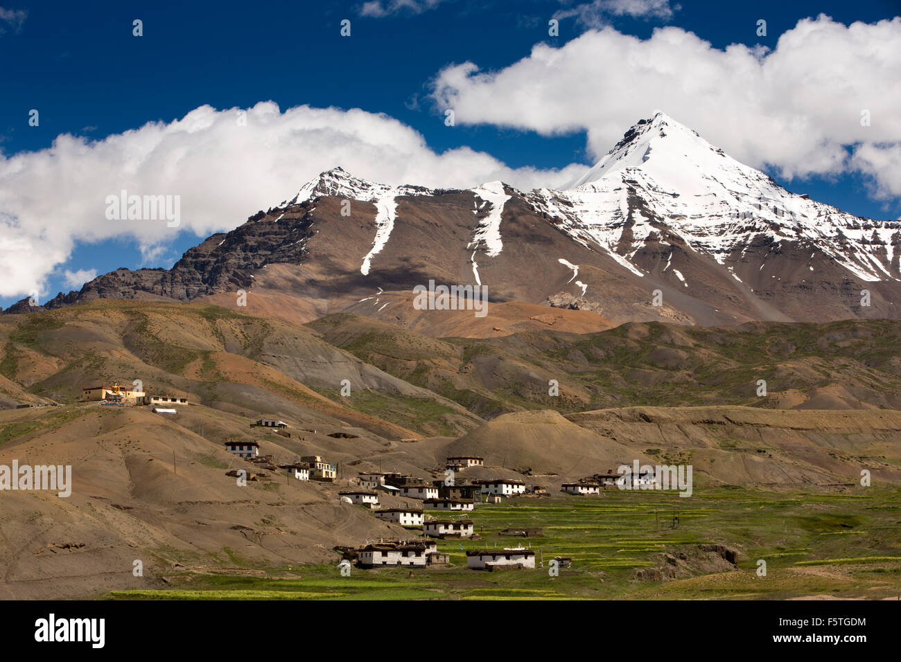 L'Inde, l'Himachal Pradesh, le Spiti Valley, Langza village à 4400m d'altitude sous la neige montagnes habillées, Banque D'Images