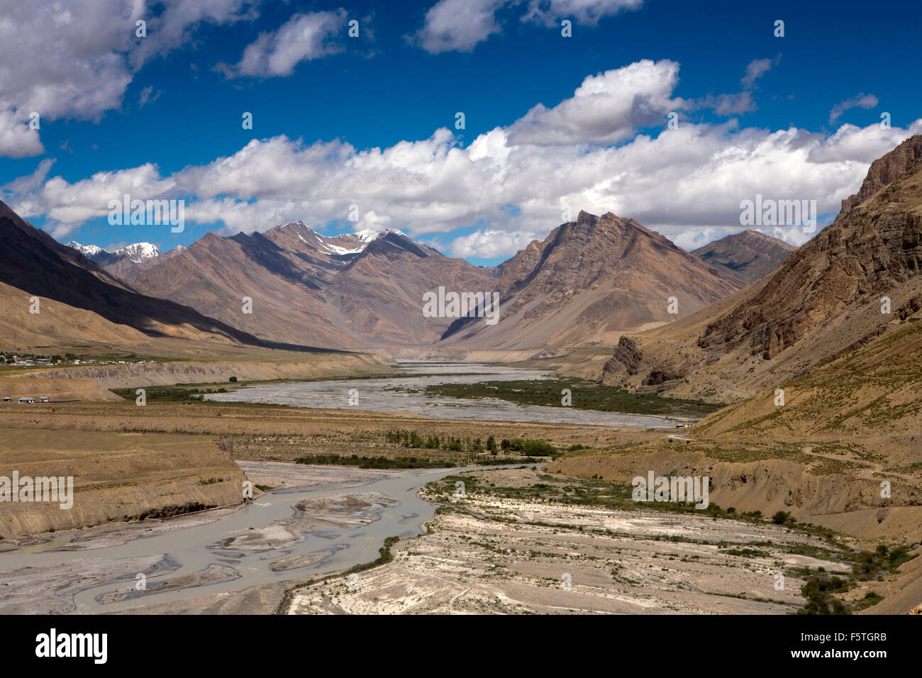 L'Inde, l'Himachal Pradesh, le Spiti Valley, augmentation de la vue sur la rivière et les montagnes environnantes Banque D'Images