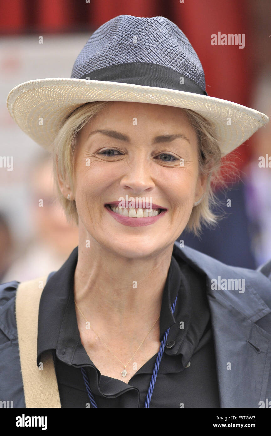 Sharon Stone visite le pavillon de Save the Children à l'Expo Milano 2015 Avec : Sharon Stone Où : Milan, Italie Quand : 12 Sep 2015 Banque D'Images