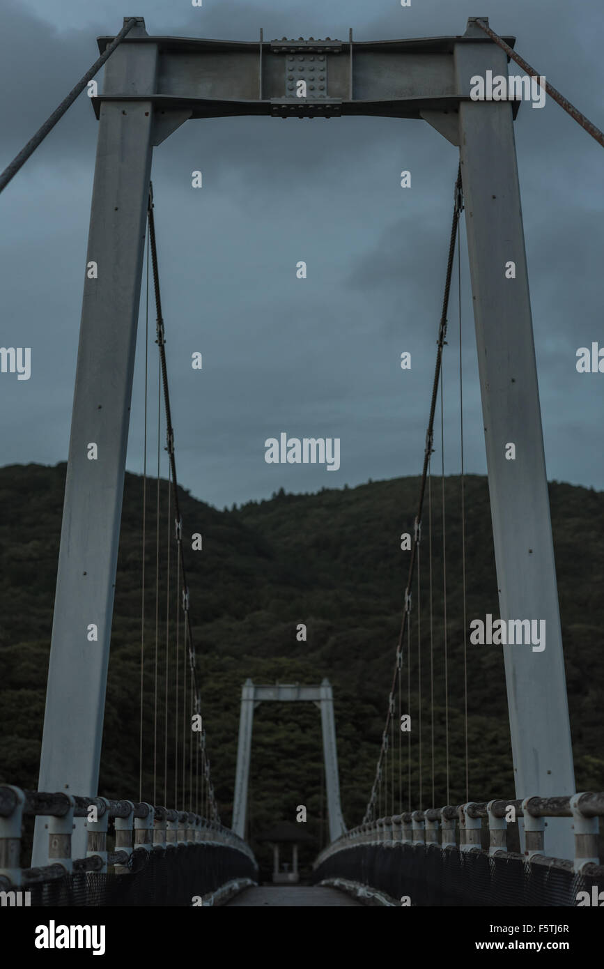 Un vieux pont délabré et sombre sur une montagne dans la campagne du Japon sur l'image. Banque D'Images