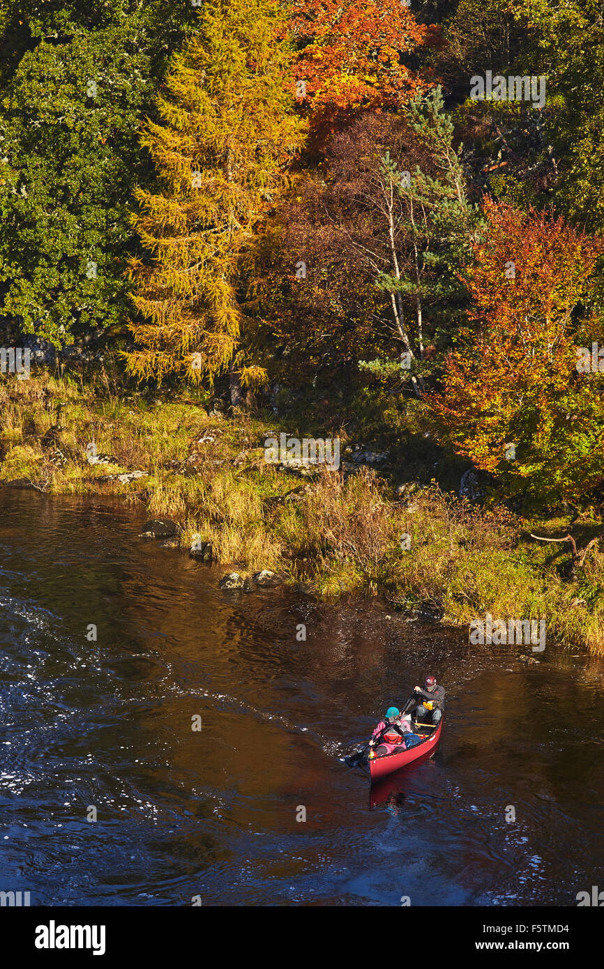 Canoë-kayak sur la rivière Dee à l'ouest de Banchory, Aberdeenshire, Ecosse, Grande-Bretagne. Banque D'Images