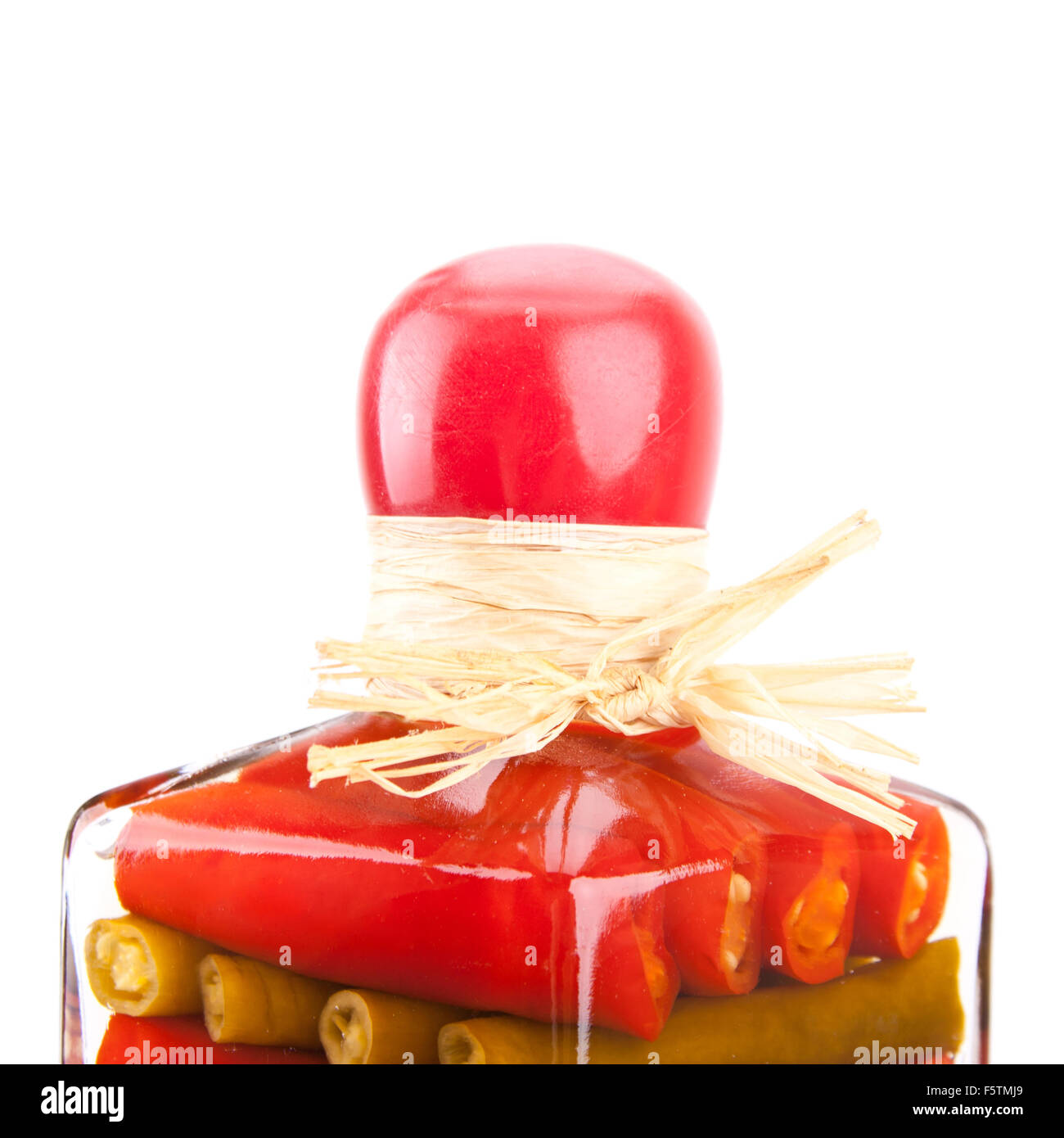 Les légumes en conserve dans un bocal en verre isolated on white Banque D'Images