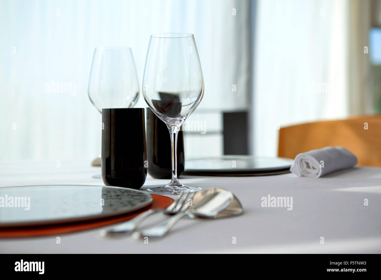 Set de table dans un restaurant français de luxe Banque D'Images