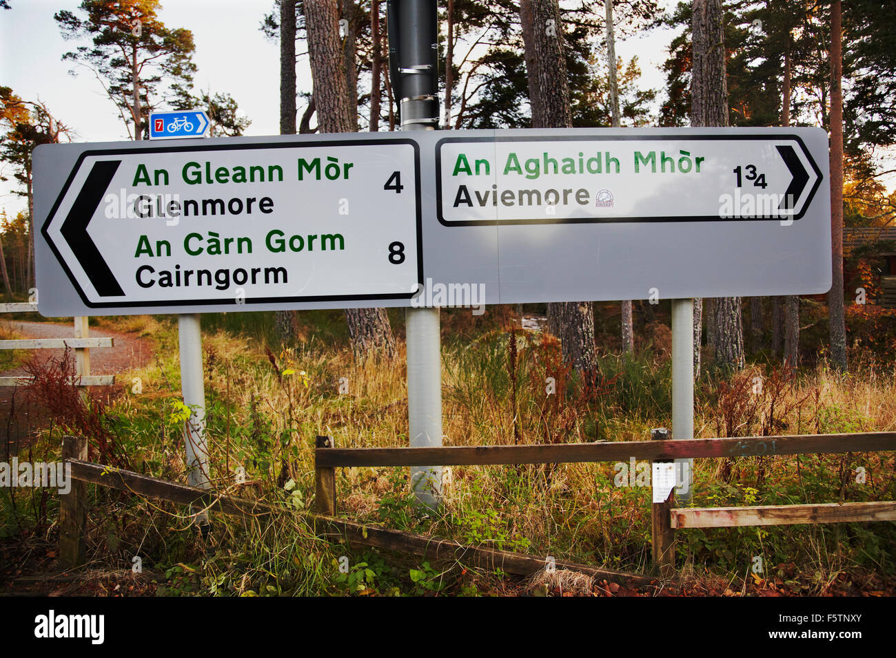 Bilingue anglais et gaélique signalisation routière près de Aviemore, Parc National de Cairngorms, en Écosse, en Grande-Bretagne. Banque D'Images