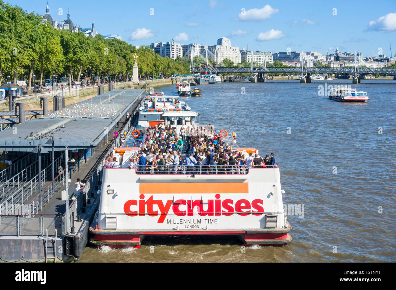 Tamise les bateaux de croisière sur la rive de la Tamise Londres Angleterre GO UK EU Europe Banque D'Images