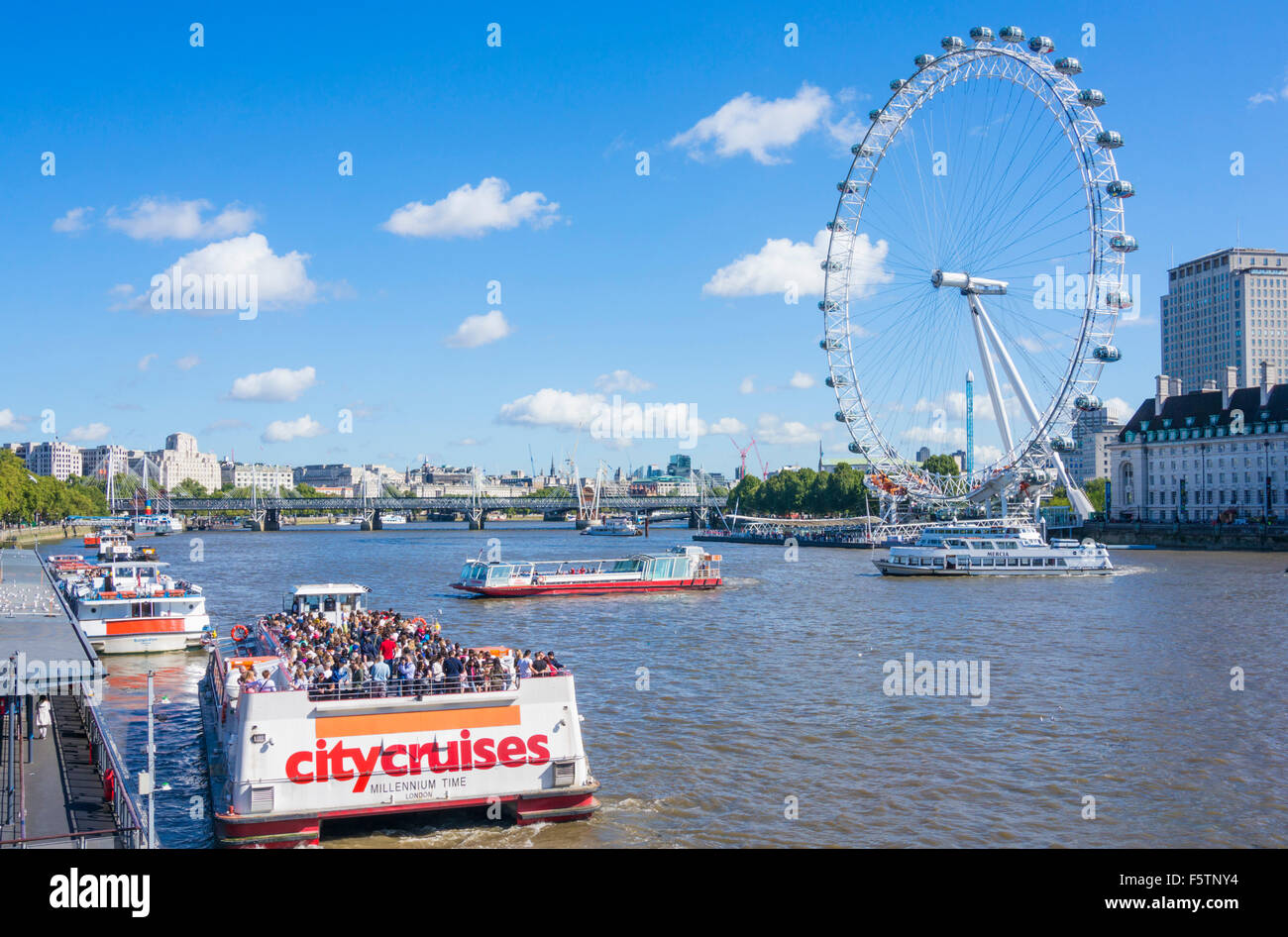 Les bateaux de croisière sur la Tamise et le London Eye sur la rive sud de la Tamise Londres Angleterre GO UK EU Europe Banque D'Images
