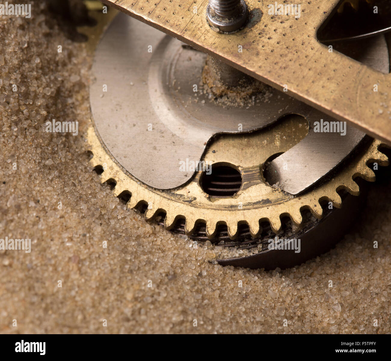 Endurance mécanique - réveil engrenages dans le sable Photo Stock - Alamy