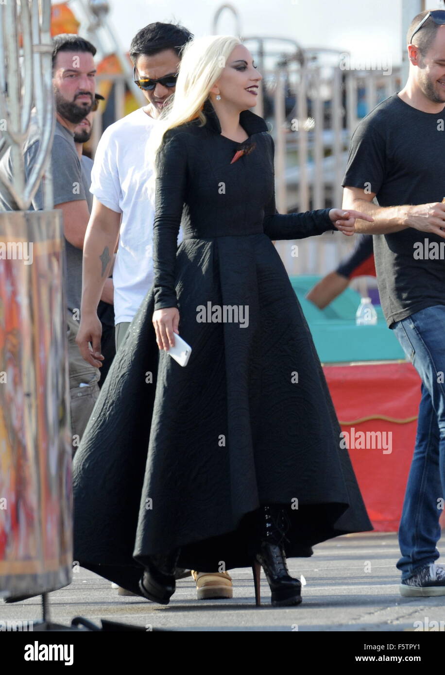La comtesse Lady Gaga en robe noire tous pour une scène du carnaval de la  plage à Santa Monica pour 'American Horror Story' avec l'hôtel Bentley Wes  star co. La chanteuse à