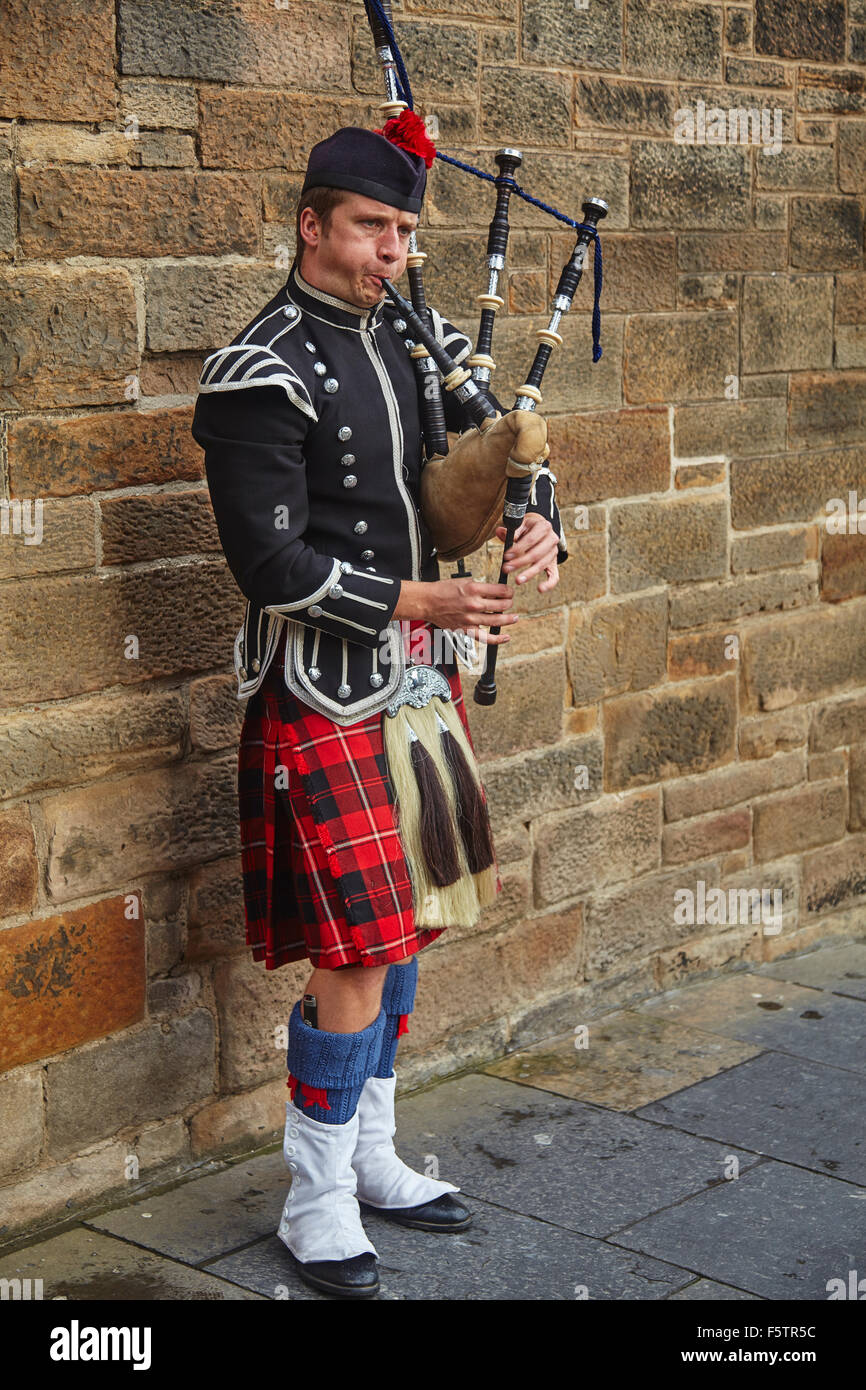 Un Piper sur le Royal Mile, Edinburgh, Ecosse, Grande-Bretagne. Banque D'Images