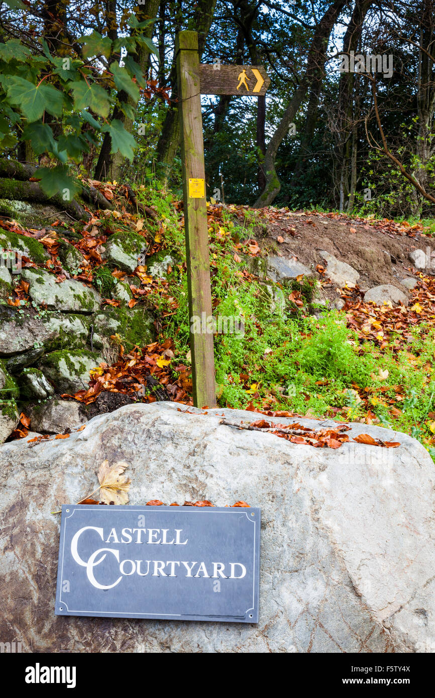 Un sentier et Castell Courtyard signe, avec les feuilles d'automne, près de Llanrhaeadr-ym-Mochnant, Powys, Wales Banque D'Images