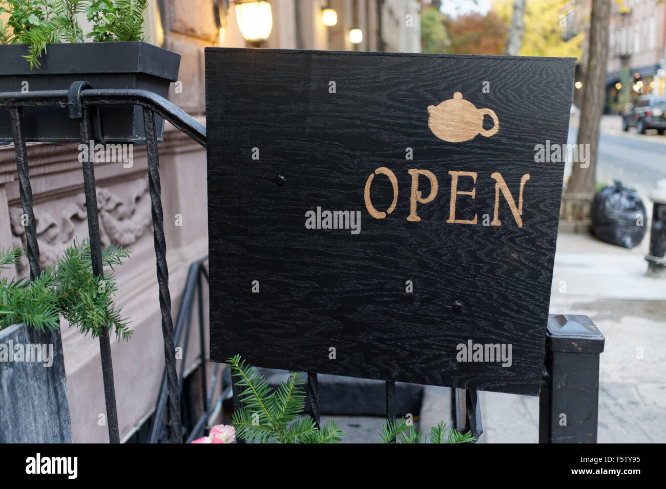 Un signe pour un magasin de thé dans une rue de Greenwich Village, New York City. Banque D'Images