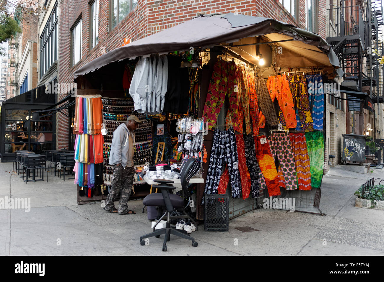 Un colporteur au Septième Avenue et 10e Rue dans Greenwich Village, un quartier de Manhattan, New York. Banque D'Images