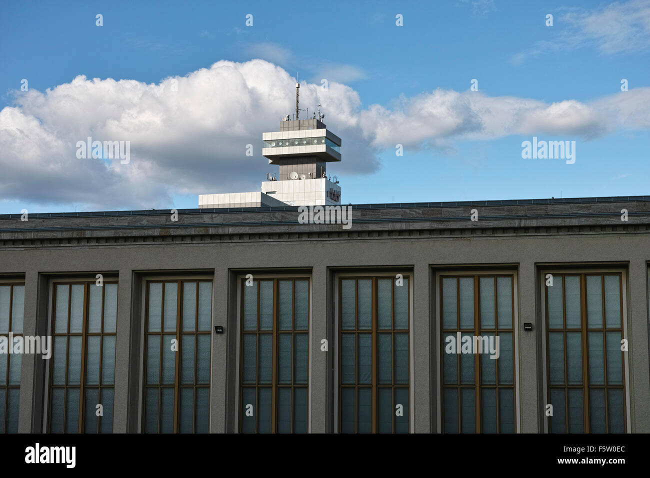 Sur le Berlin Messe. Ancien immeuble de bureaux avec hall d'exposition de la station d'émission La BAR en arrière-plan. Banque D'Images