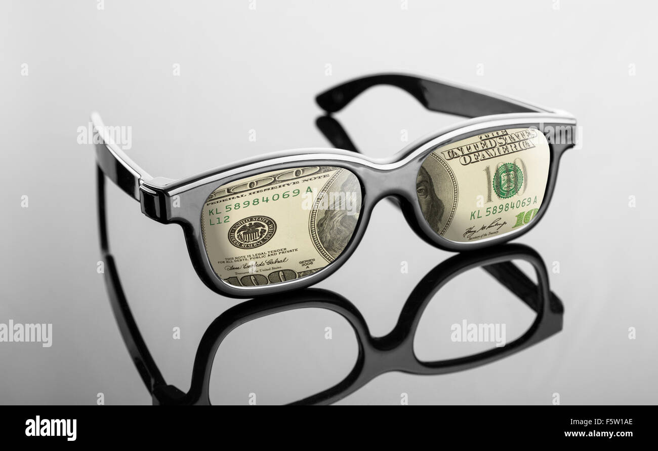 Lunettes noires avec des dollars au lieu de lentilles sur gris Banque D'Images