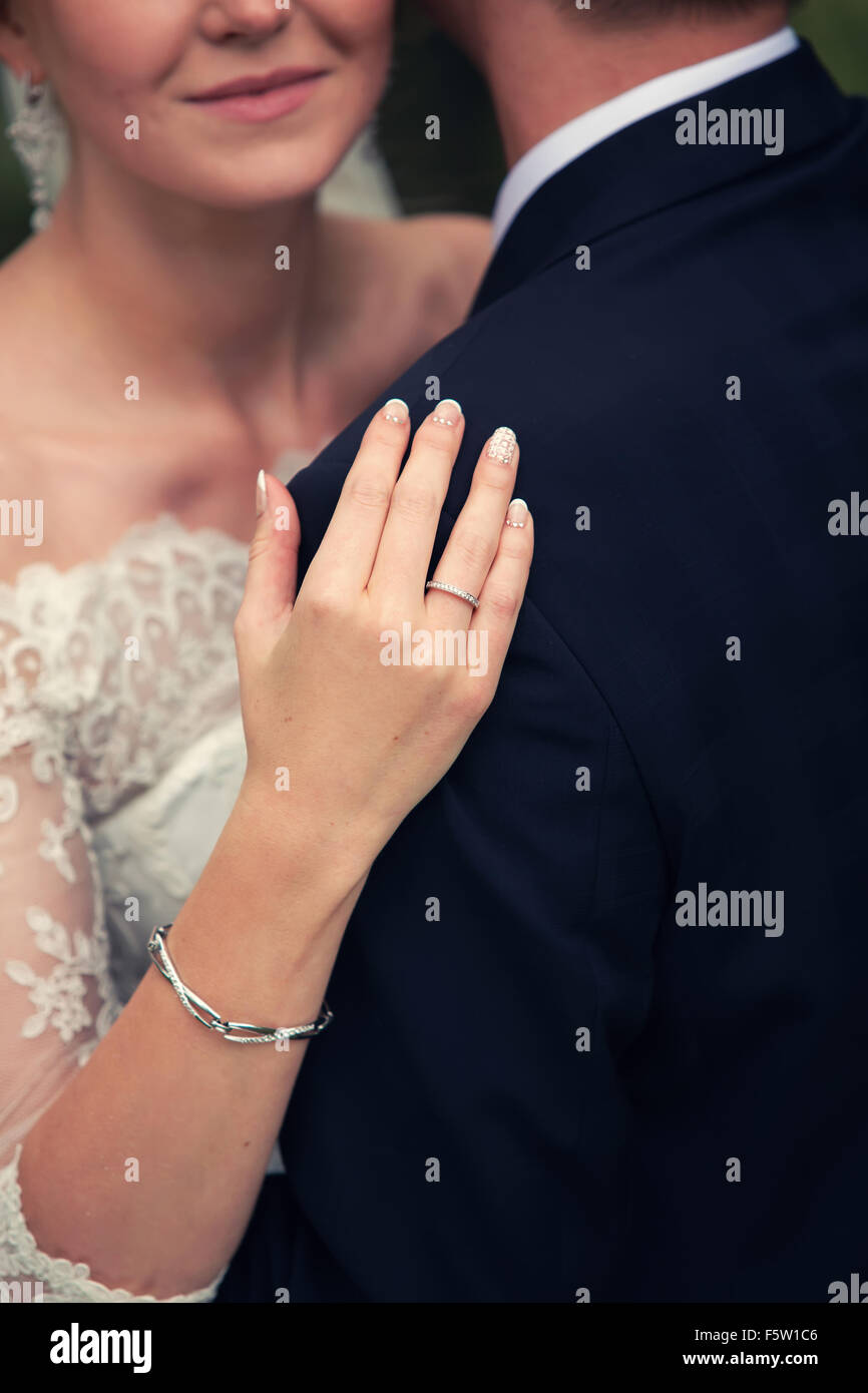 Étreinte douce mariée et le marié Banque D'Images Étreinte douce mariée et le marié Banque D'Images