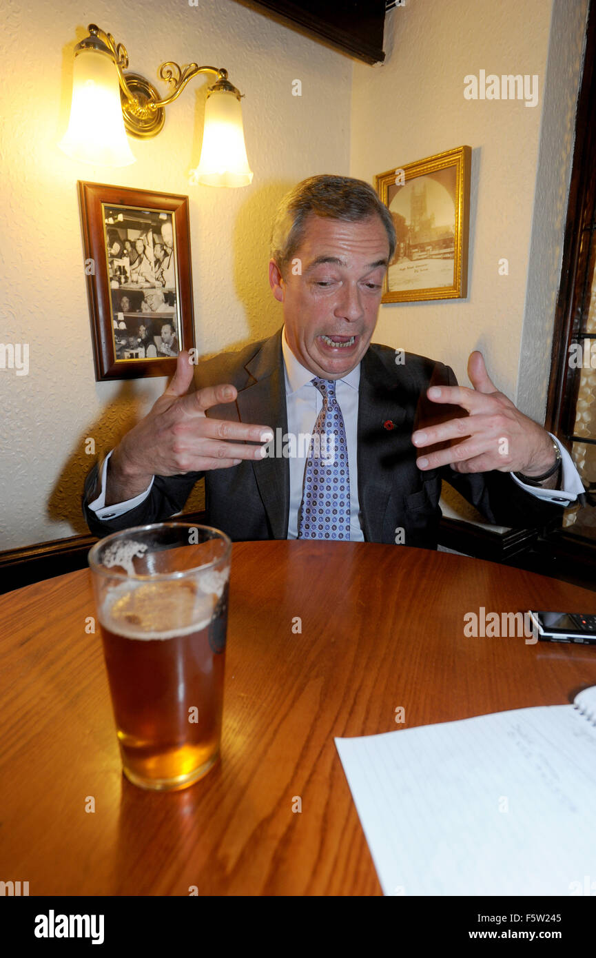 Gloucester, Royaume-Uni. 9 novembre, 2015. Leader du Parti pour l'indépendance du Royaume-Uni Nigel Farage, député européen parle avec la presse à La Fontaine Inn, Gloucester, Gloucestershire, UK avant une réunion qui se tient à GL1 le centre de loisirs à Gloucester. La réunion qui fait partie de la tournée de l'UE disent non à Nigel Farage qui parle. Credit : Gavin Crilly/Alamy Live News Banque D'Images