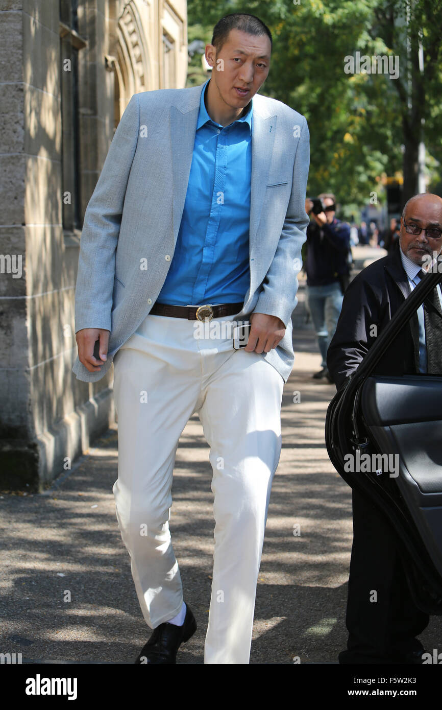 Le plus haut du monde personne d'entrer dans la plus petite voiture à l'extérieur de l'ITV studios comprend : l'homme le plus grand du monde où : London, Royaume-Uni Quand : 10 Oct 2015 Banque D'Images