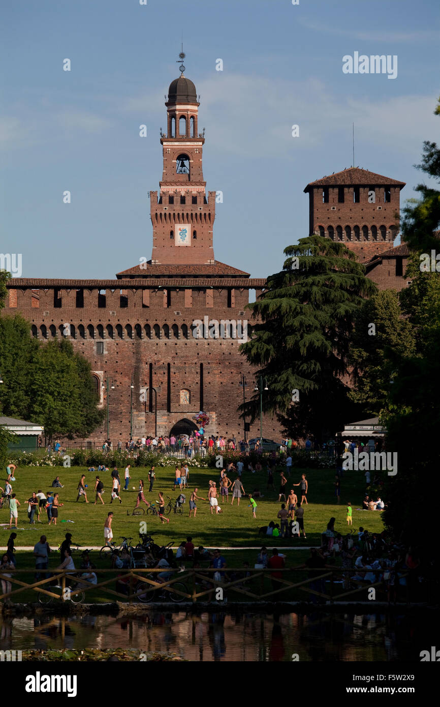 Le château Sforzesco vue du parc Sempione, Milan, Italie Banque D'Images