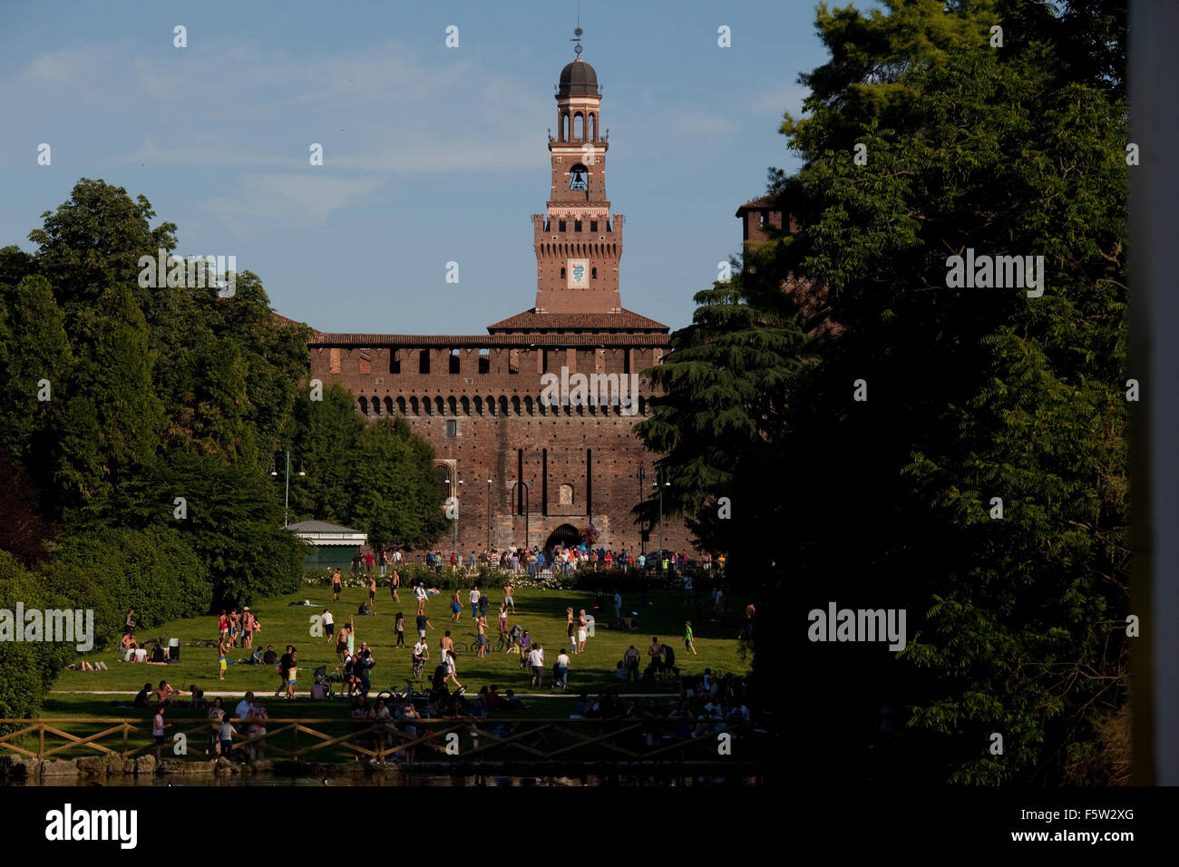 Le château Sforzesco vue du parc Sempione, Milan, Italie Banque D'Images