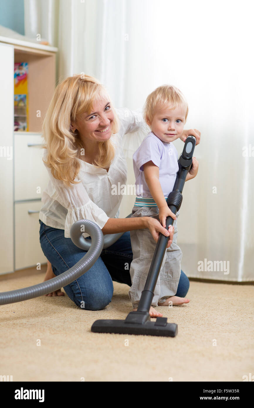 S'amuser en famille avec le tapis de nettoyage - ménage Banque D'Images