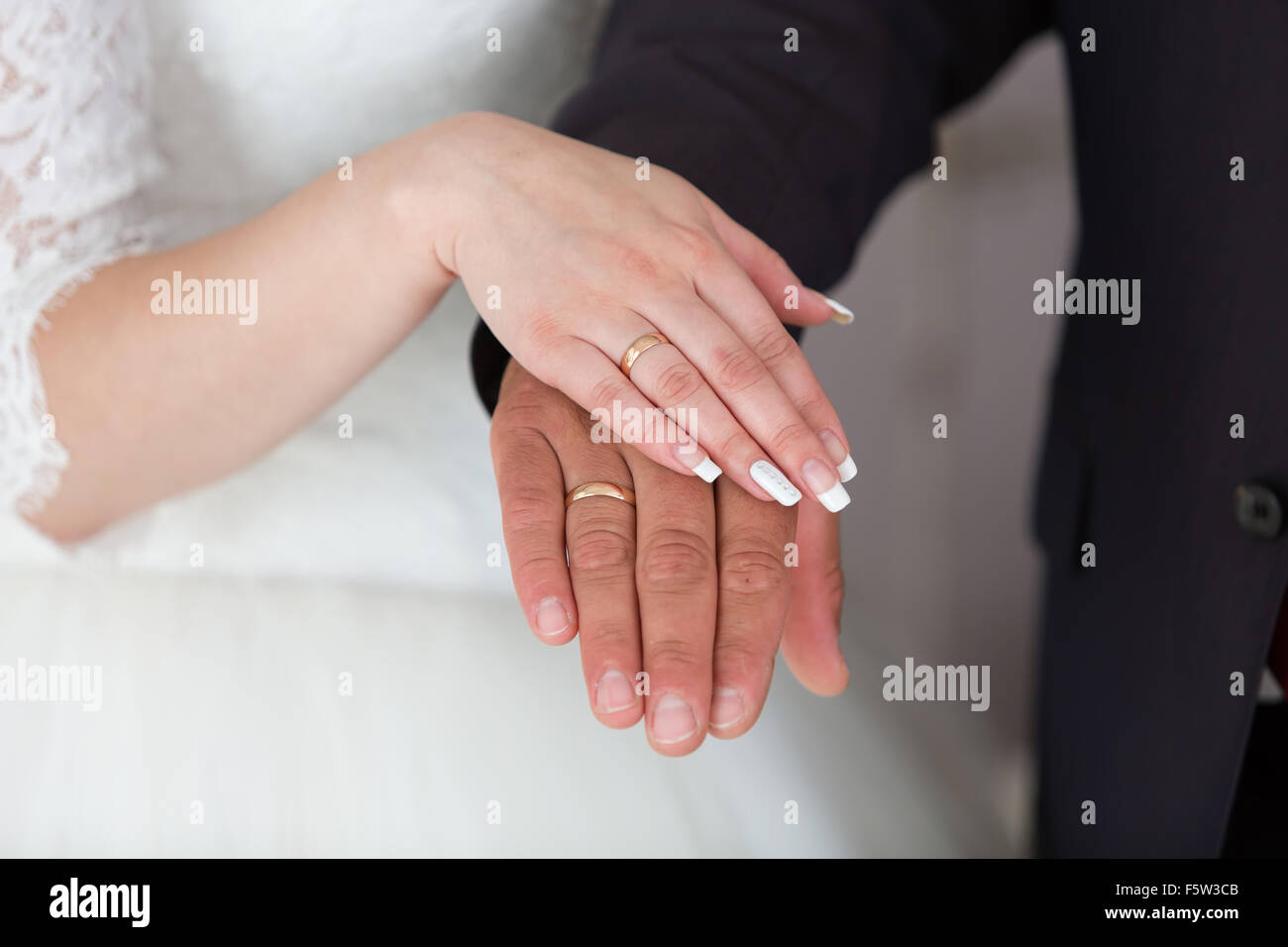 Anneaux de mariage d'or sur les mains de la Jeunes mariés Banque D'Images Anneaux de mariage d'or sur les mains de la Jeunes mariés Banque D'Images