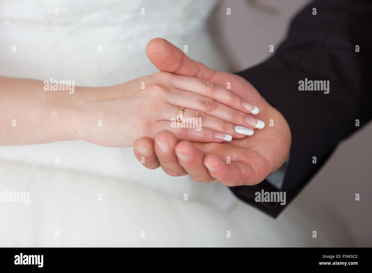 Anneaux de mariage d'or sur les mains de la Jeunes mariés Banque D'Images Anneaux de mariage d'or sur les mains de la Jeunes mariés Banque D'Images