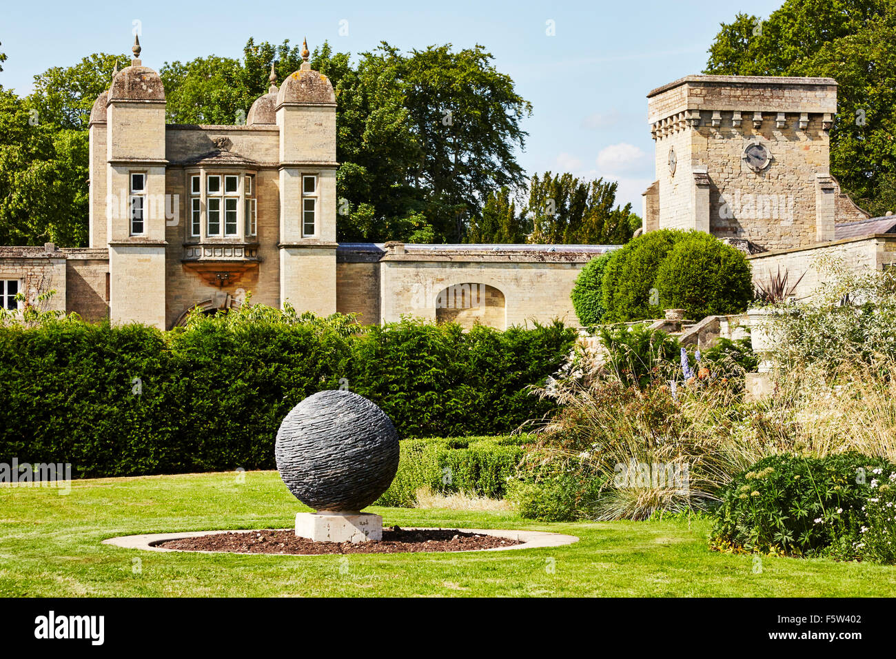 Vue sur les jardins et la maison de la Easton walled gardens, Easton, Grantham, Lincolnshire, Angleterre, Royaume-Uni. Banque D'Images