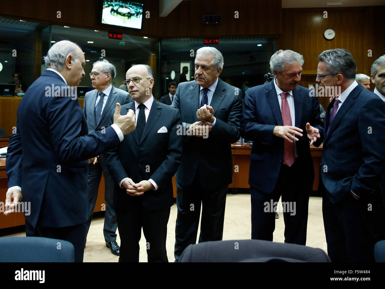 Bruxelles, Belgique. Nov 9, 2015. Le ministre de l'intérieur de l'Espagne Jorge Fernandez Diaz, le ministre français de l'intérieur Bernard Cazeneuve, Commissaire européen pour les migrations Dimitris Avramopoulos, ministre luxembourgeois des Affaires étrangères Jean Asselborn et le ministre allemand de l'intérieur Thomas de Maizière (de G à D, avant) assister à une réunion d'urgence de niveau ministériel sur la crise, à l'Union européenne (UE) à Bruxelles, Belgique, 9 novembre 2015. Credit : Ye Pingfan/Xinhua/Alamy Live News Banque D'Images