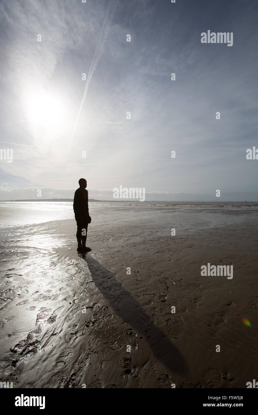 Crosby Beach, en Angleterre. La silhouette pittoresque vue de l'Antony Gormley, sculptures des hommes de fer sur Crosby Beach. Banque D'Images