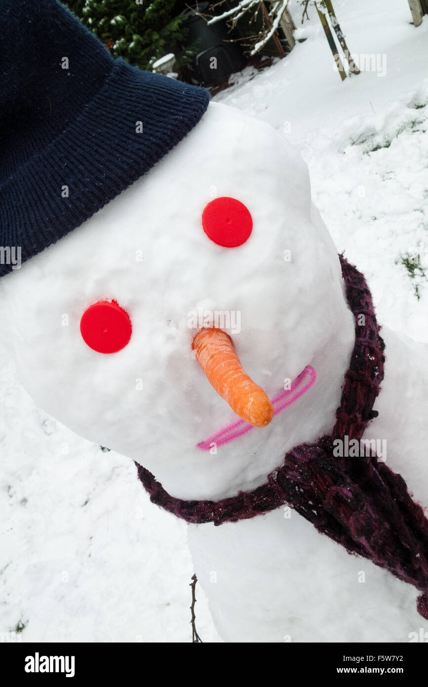 Le Snowman avec nez de carotte et les yeux du réservoir de lait Banque D'Images