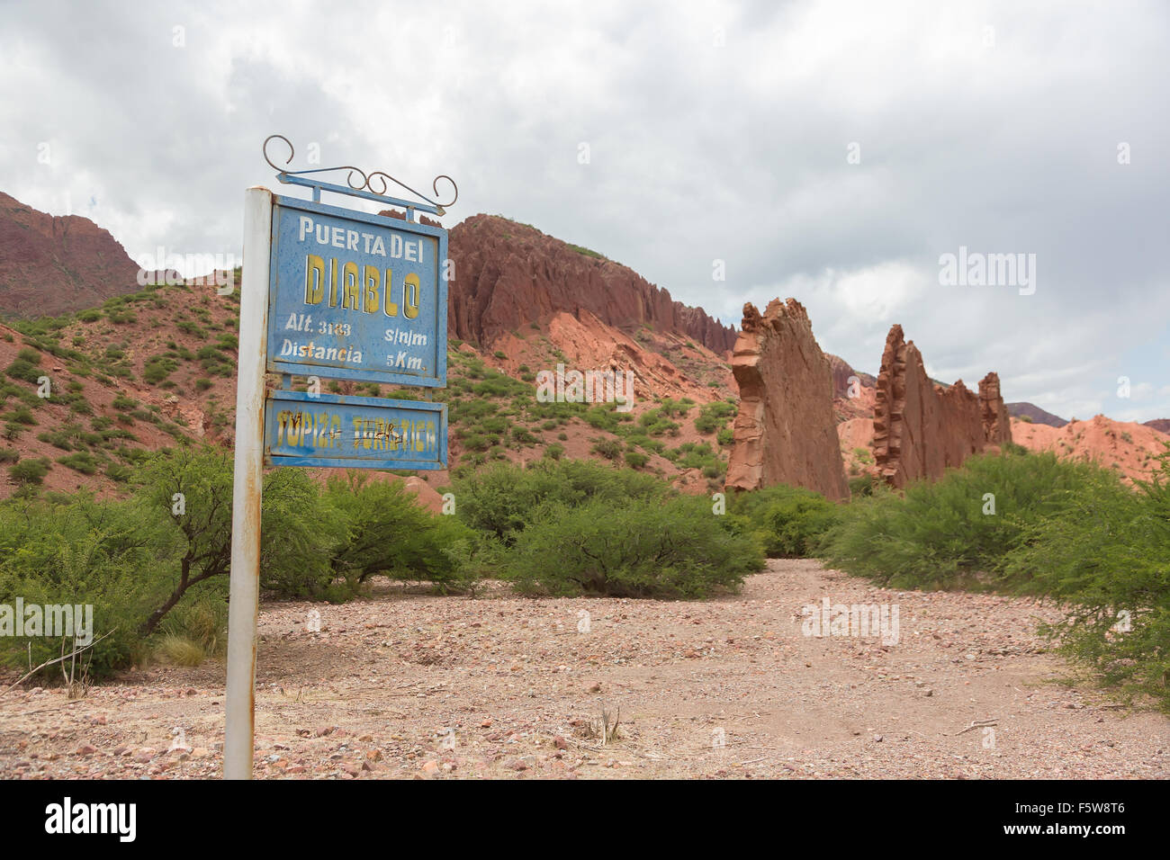 Formation de roche rouge appelé Devil's Gate près de la ville de Tupiza en Bolivie Banque D'Images