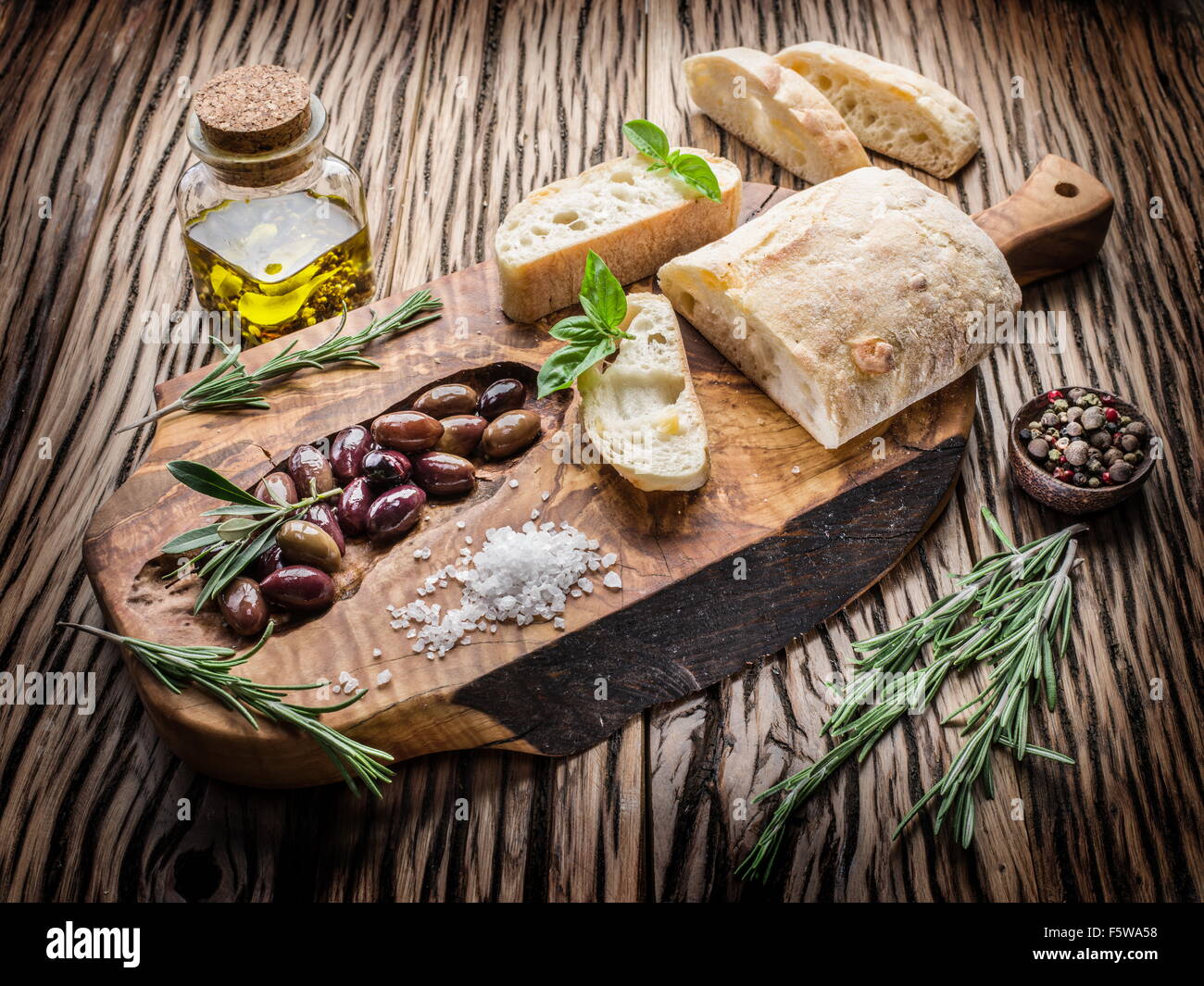 Ciabatta, olives et fromage bleu sur le bois. Banque D'Images