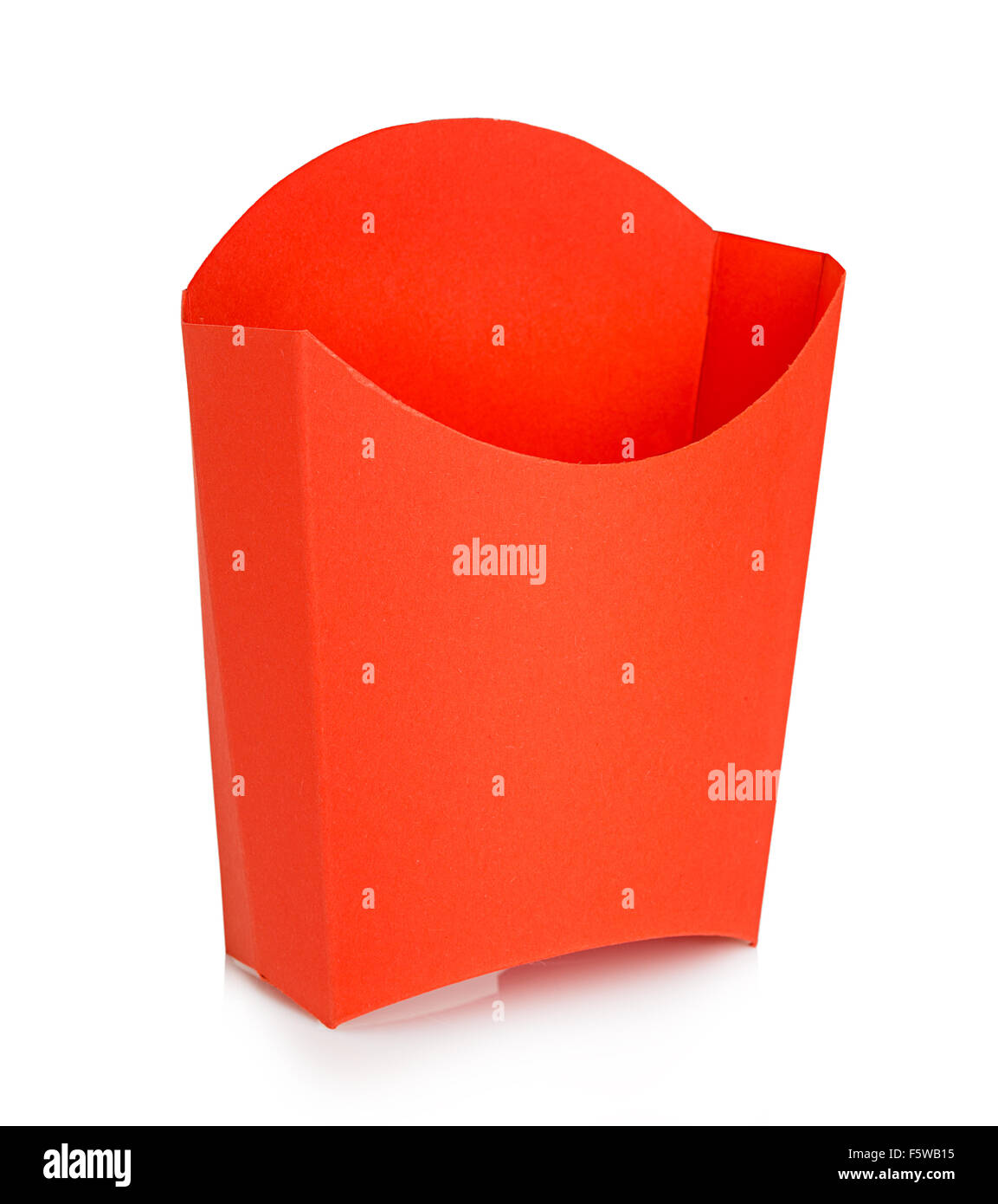 Pommes frites boîte rouge isolé sur fond blanc. Restauration rapide boîte rouge . Banque D'Images