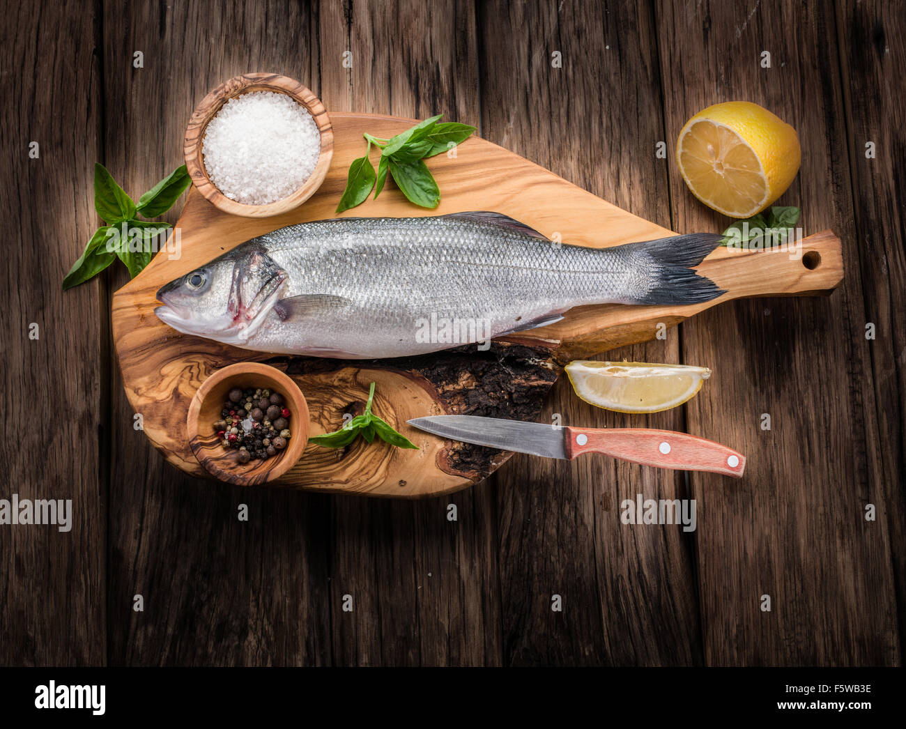 Poissons de mer sur le graphite. Banque D'Images
