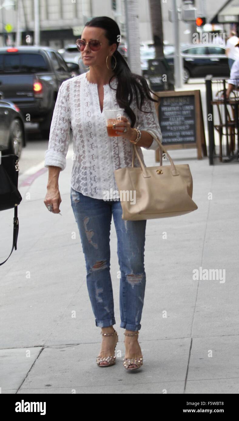 Kyle Richards a déjeuner avec un ami à Comoncy cafe à Los Angeles avec : Kyle Richards Où : Los Angeles, California, United States Quand : 11 Oct 2015 Banque D'Images
