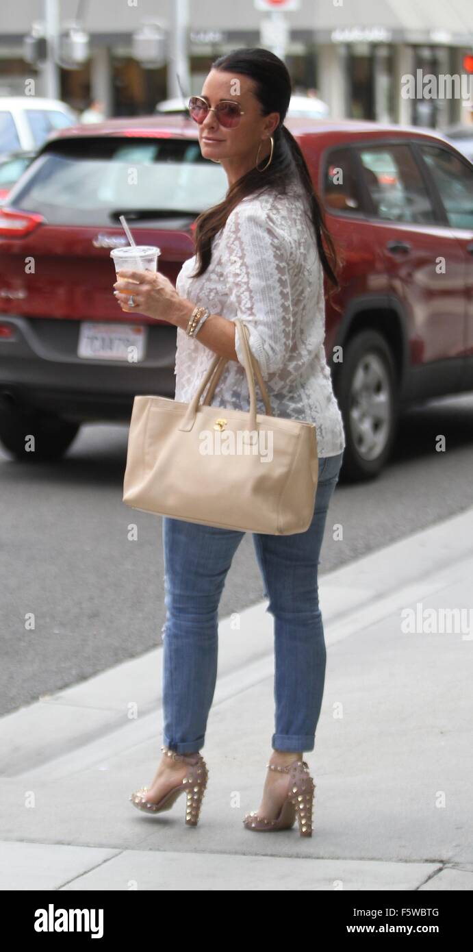 Kyle Richards a déjeuner avec un ami à Comoncy cafe à Los Angeles avec : Kyle Richards Où : Los Angeles, California, United States Quand : 11 Oct 2015 Banque D'Images