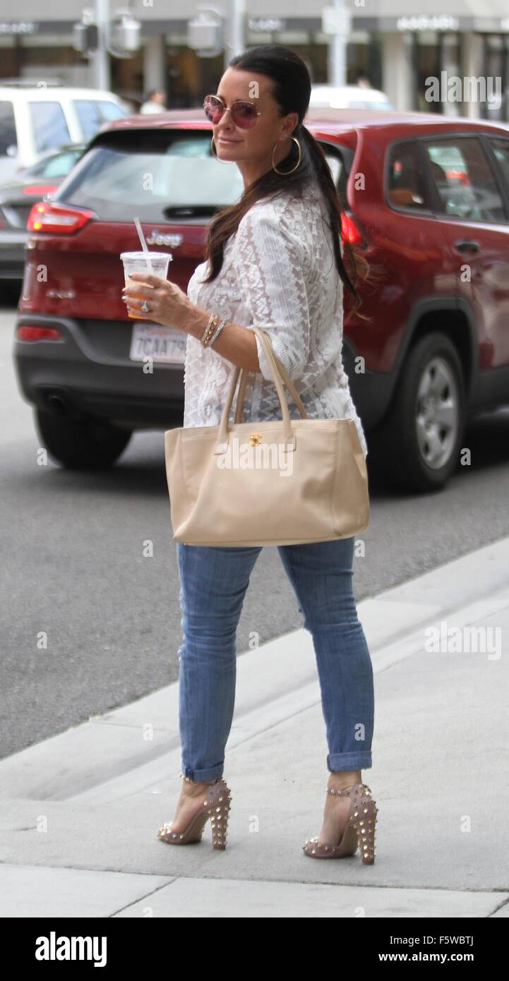 Kyle Richards a déjeuner avec un ami à Comoncy cafe à Los Angeles avec : Kyle Richards Où : Los Angeles, California, United States Quand : 11 Oct 2015 Banque D'Images