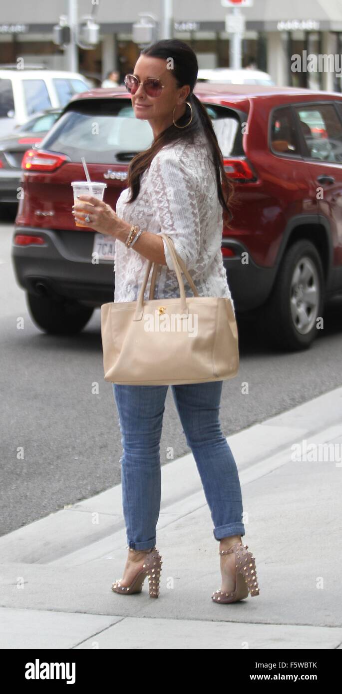 Kyle Richards a déjeuner avec un ami à Comoncy cafe à Los Angeles avec : Kyle Richards Où : Los Angeles, California, United States Quand : 11 Oct 2015 Banque D'Images