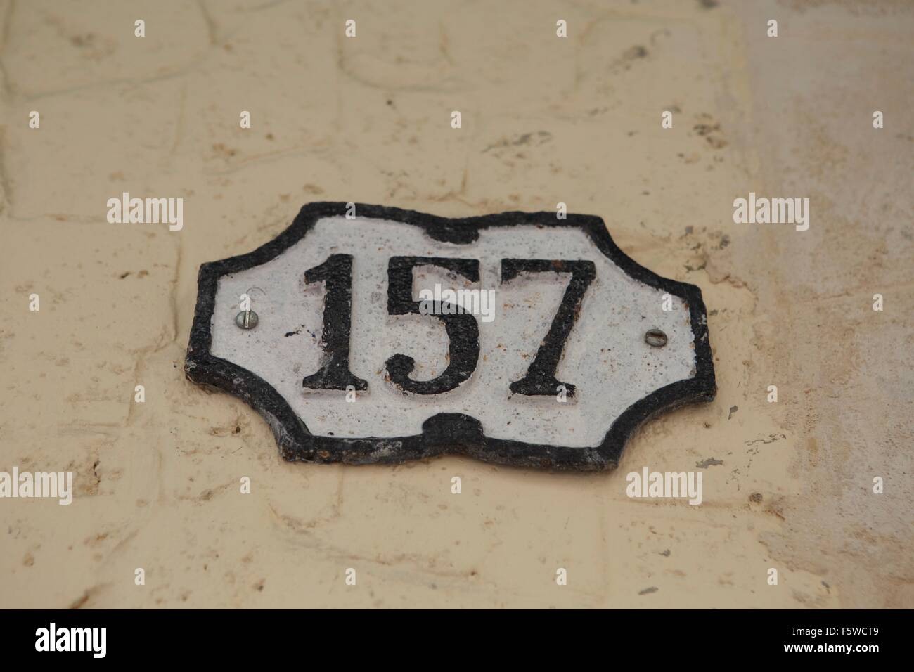 Numéro de maison '157' d'une rue dans la vieille ville de La Havane, Cuba, style colonial. Banque D'Images