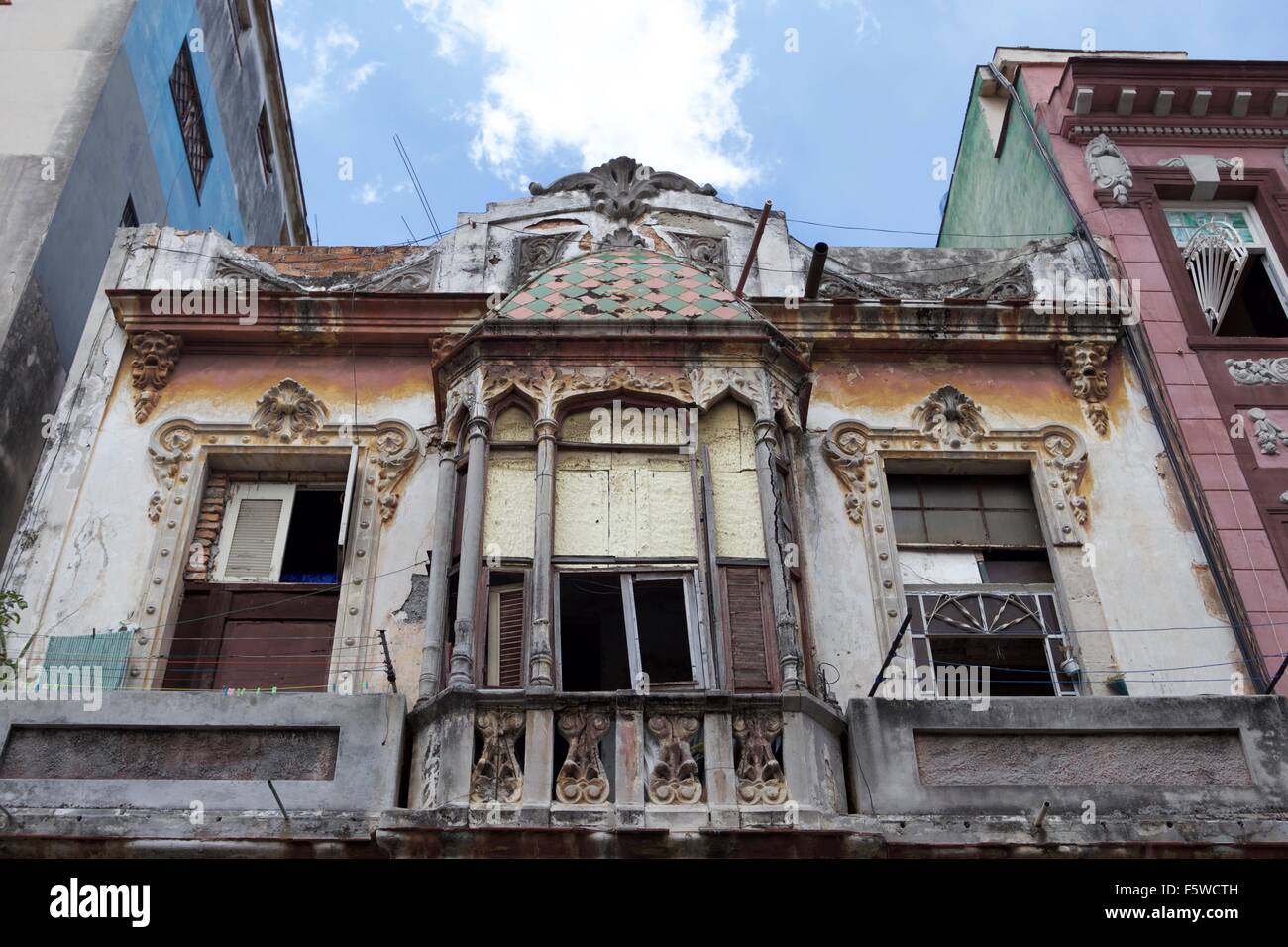 Façade colorée d'une maison de style colonial dans la vieille ville de La Havane, Cuba. Banque D'Images