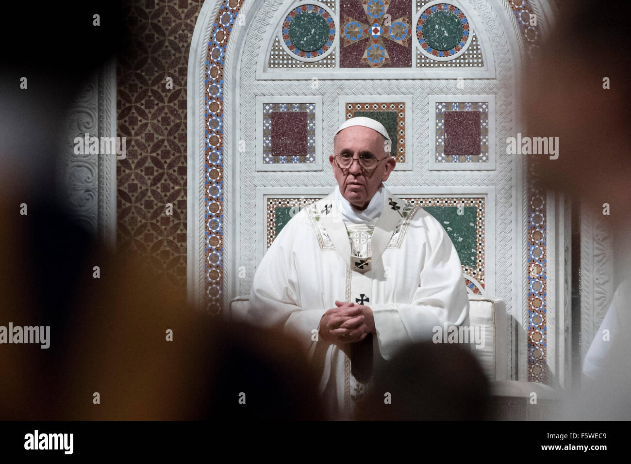 Pape Francis coordonnées Mons. Angelo De Donatis d'Évêque auxiliaire de Rome, le 9 novembre 2015 à St Jean de Latran Basilique Saint-Pierre de Rome. Credit : Massimo Valicchia/Alamy Live News Banque D'Images