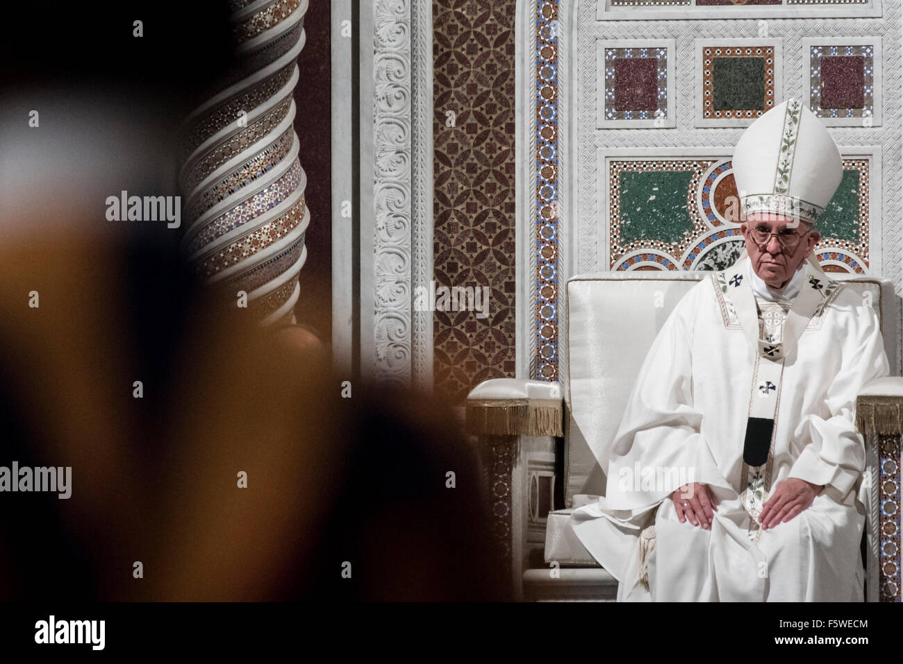 Pape Francis coordonnées Mons. Angelo De Donatis d'Évêque auxiliaire de Rome, le 9 novembre 2015 à St Jean de Latran Basilique Saint-Pierre de Rome. Credit : Massimo Valicchia/Alamy Live News Banque D'Images