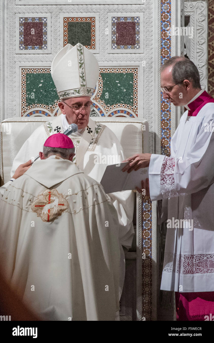 Pape Francis coordonnées Mons. Angelo De Donatis (arrière) pour évêque auxiliaire de Rome, le 9 novembre 2015 à St Jean de Latran Basilique Saint-Pierre de Rome. Credit : Massimo Valicchia/Alamy Live News Banque D'Images