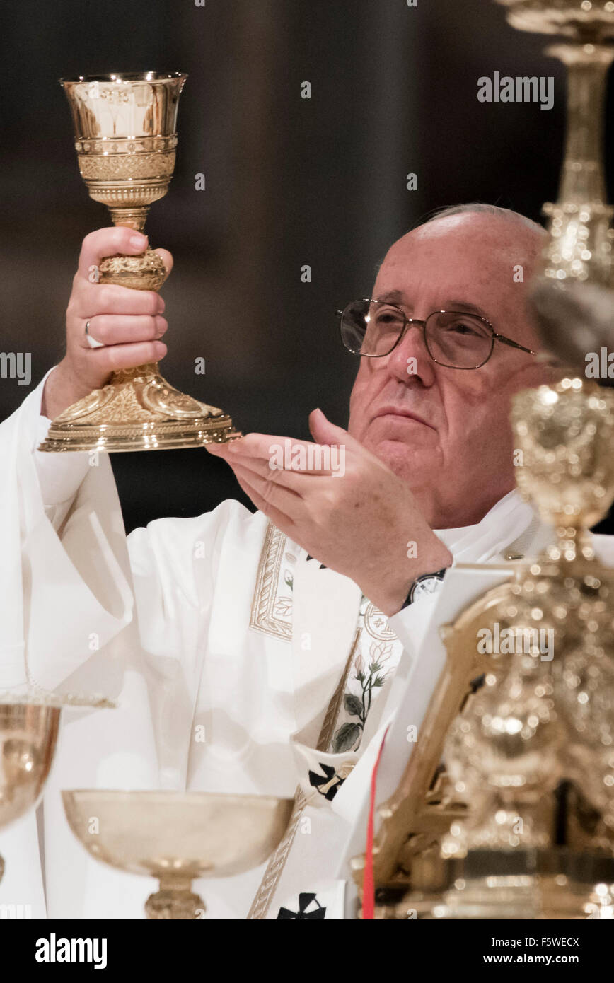 Pape Francis coordonnées Mons. Angelo De Donatis d'Évêque auxiliaire de Rome, le 9 novembre 2015 à St Jean de Latran Basilique Saint-Pierre de Rome. Credit : Massimo Valicchia/Alamy Live News Banque D'Images