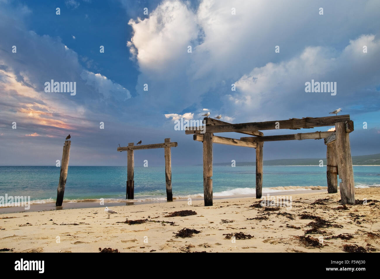 Restes d'une jetée historique à Hamelin Bay. Banque D'Images