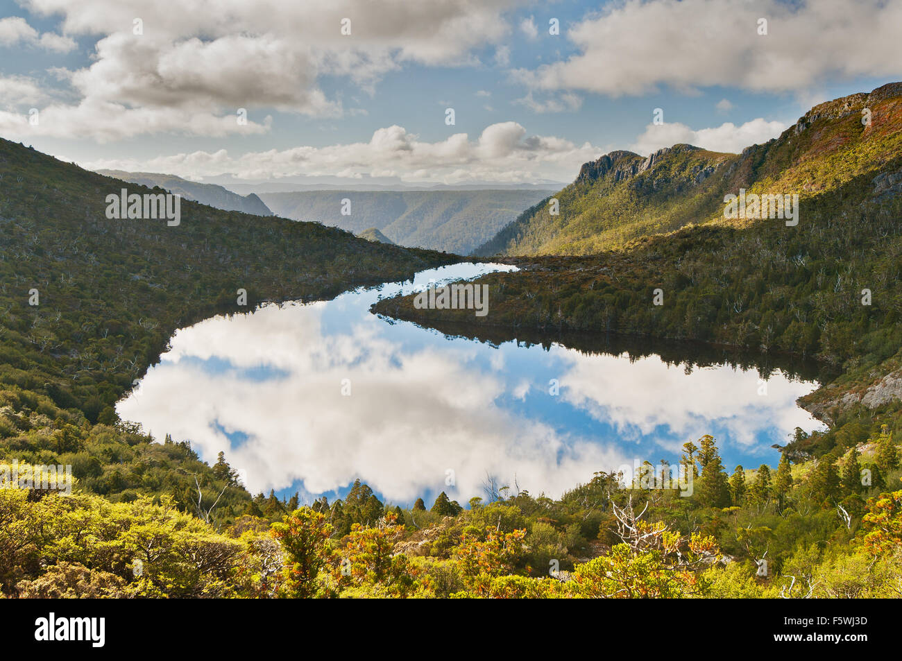 Le lac Hanson réfléchit aux nuages dans le parc national de Cradle Mountain, classé au patrimoine mondial. Banque D'Images