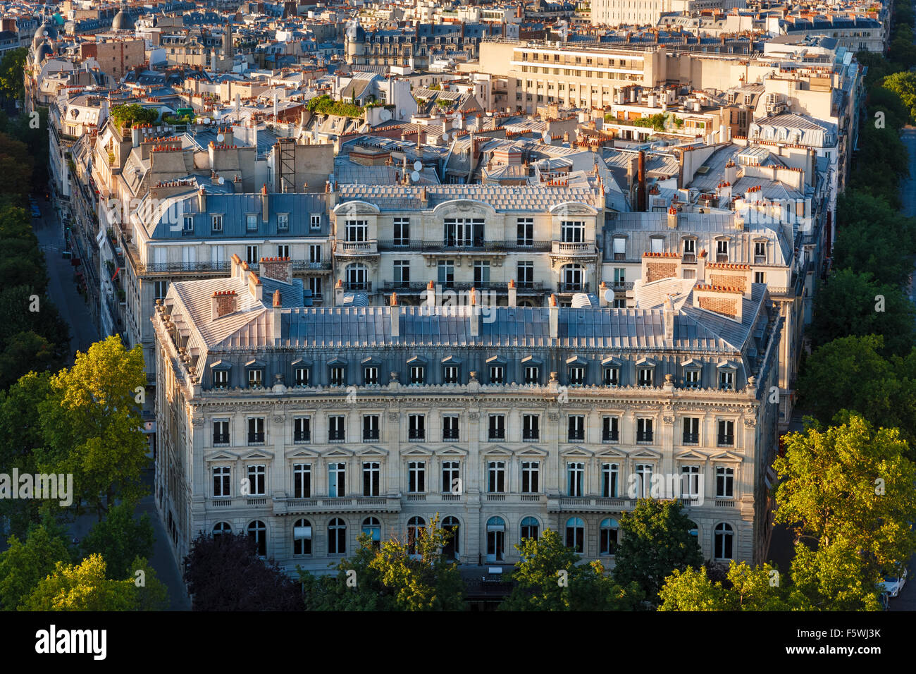 Immeuble haussmannien avec façade curviligne et toits de Paris entre l'Avenue Mac-Mahon et de l'Avenue de Wagram, France Banque D'Images