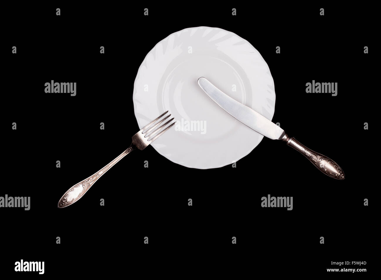 Signe de l'étiquette. Assiette, fourchette, couteau top view isolated on black Banque D'Images