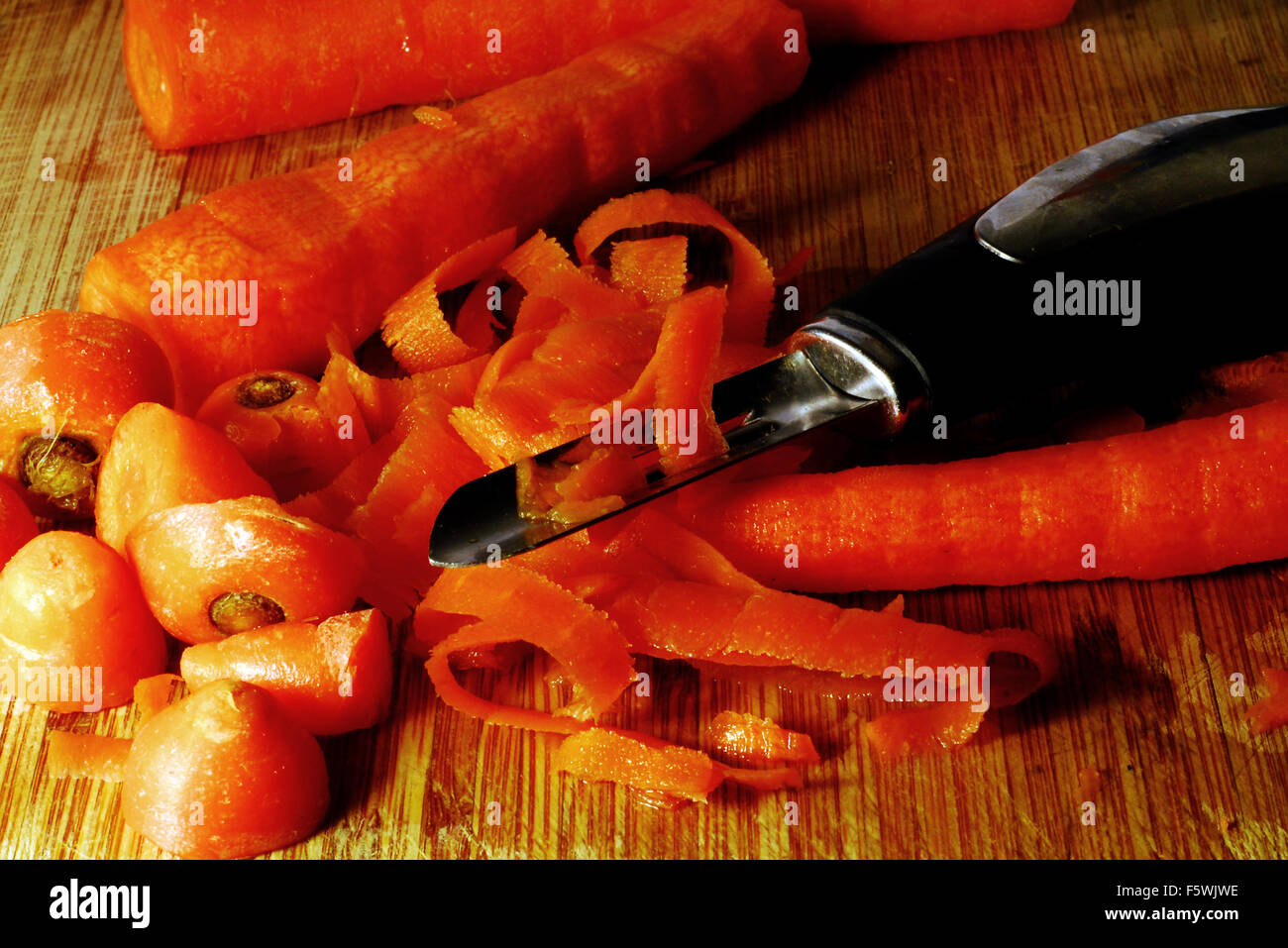 Les carottes ,grosses,légumes,peler,cuisine,peelings, cuisine, légumes racines, couteau. Banque D'Images