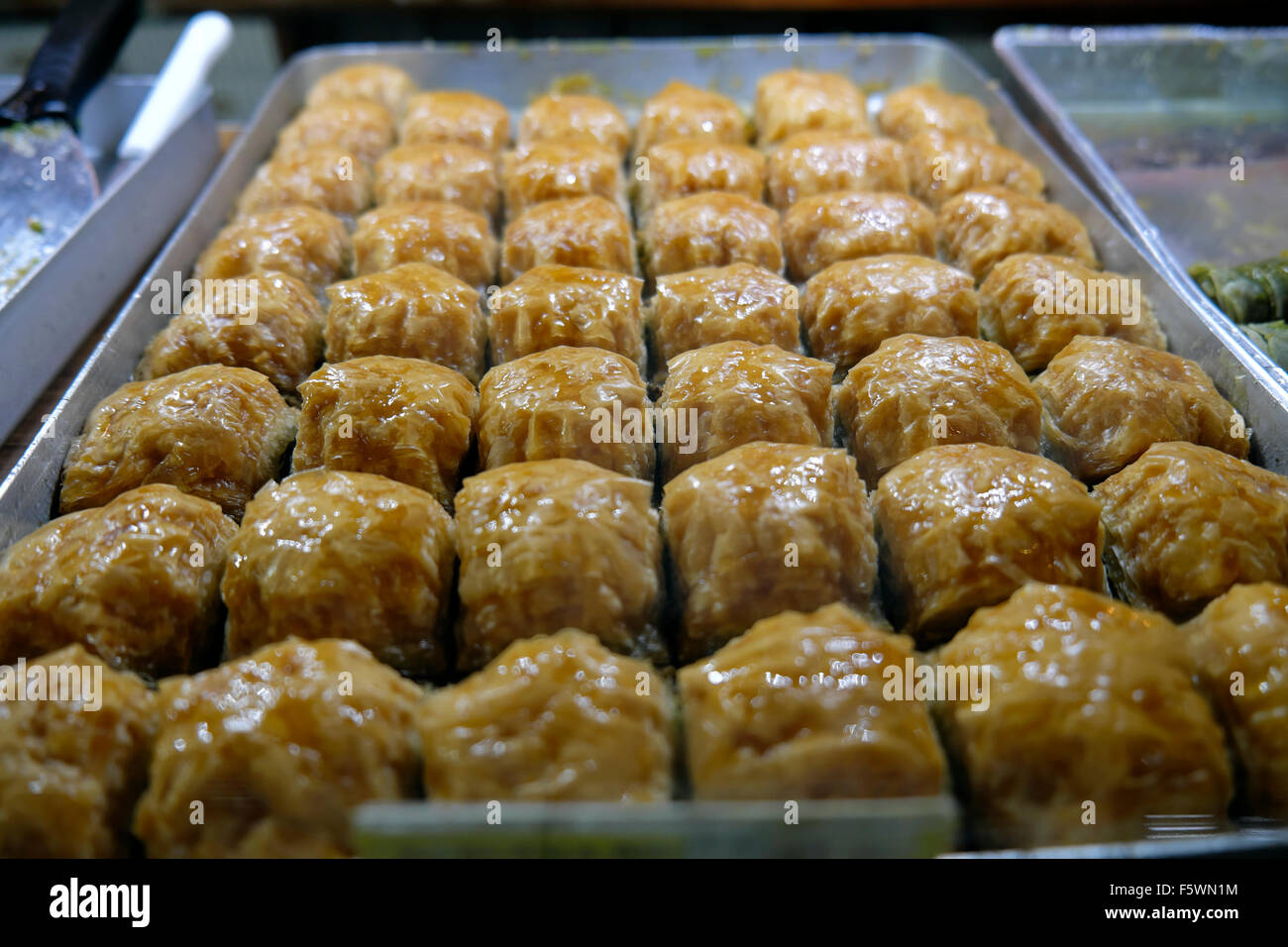 Affichage du compteur à Petek Pastanesi Patisserie Pâtisserie boutique et restaurant à Famagouste Chypre du Nord KATHY DEWITT Banque D'Images